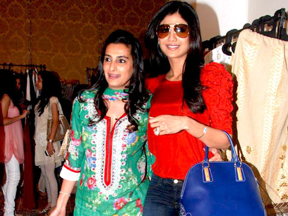 shilpa shetty and amrita arora at araish exhibition 3