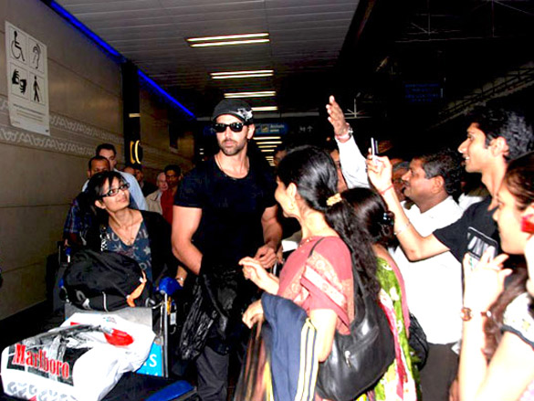 hrithik roshan leaves for star parivaar awards 2011 in venetian macau 5