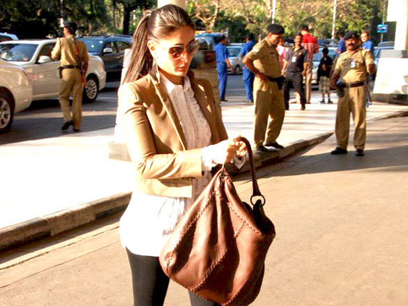 kareena kapoor spotted leaving mumbai to join saif ali khan in bhopal 7