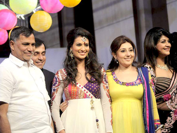 sayali and urvashi at gitanjali tour de india fashion show 3