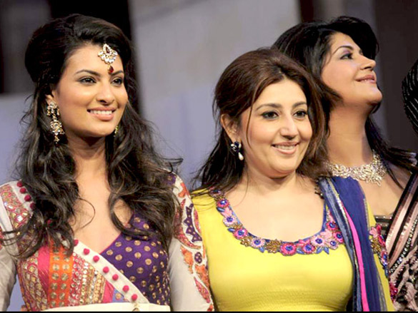 sayali and urvashi at gitanjali tour de india fashion show 4
