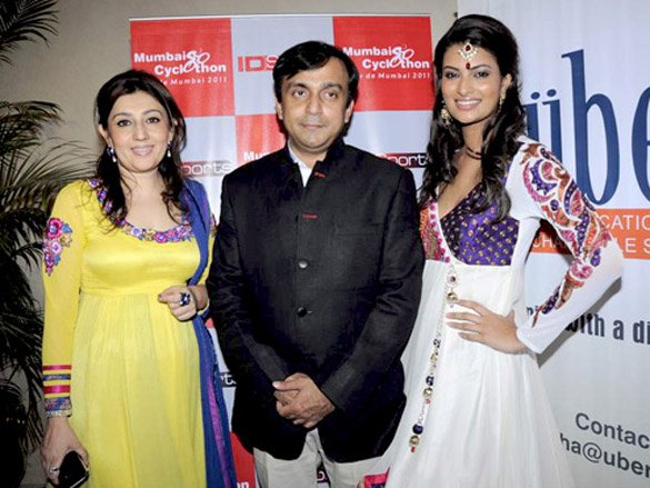 sayali and urvashi at gitanjali tour de india fashion show 6
