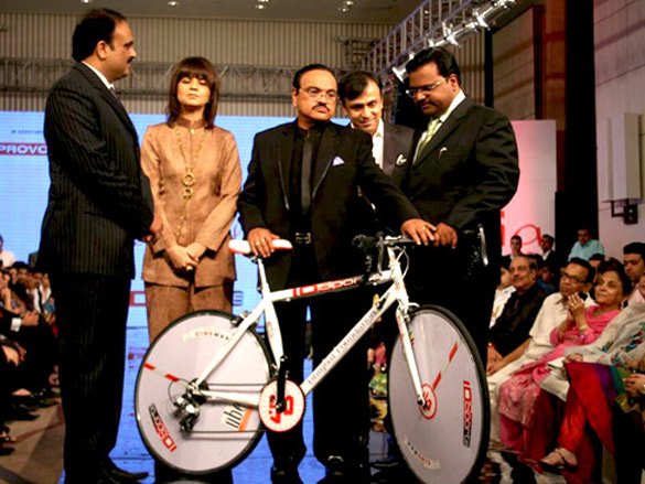 neeta lullas finale at gitanjali cyclothon fashion show 2011 7