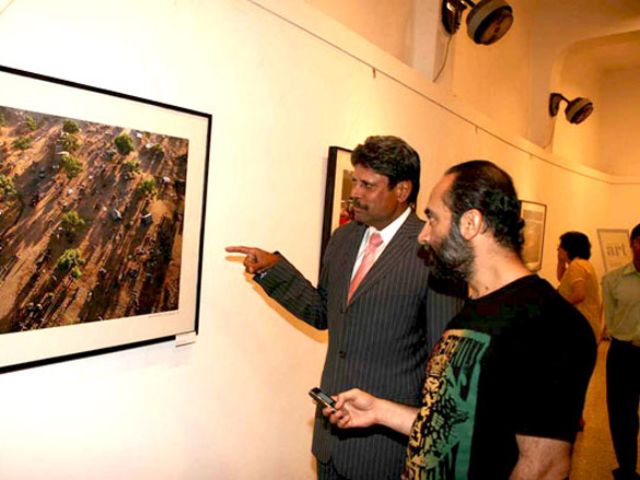 ajitabh bachchan and kapil dev at art htu lens exhibition 4