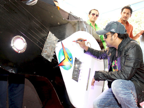 sajid wajid unveil a 15ft guitar to be presented to bryan adams 5