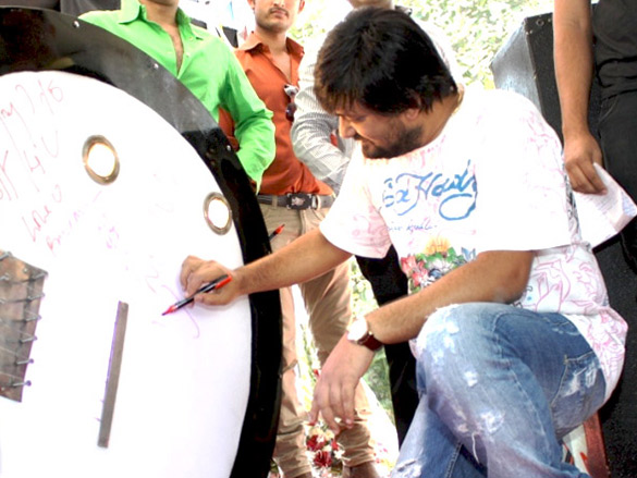 sajid wajid unveil a 15ft guitar to be presented to bryan adams 6