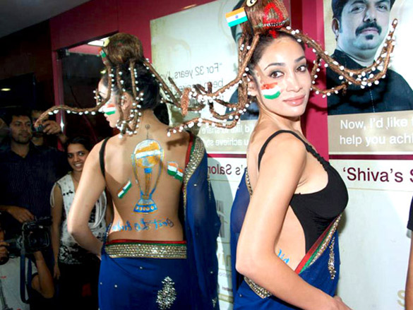sofia hayat gets her bare back painted 6