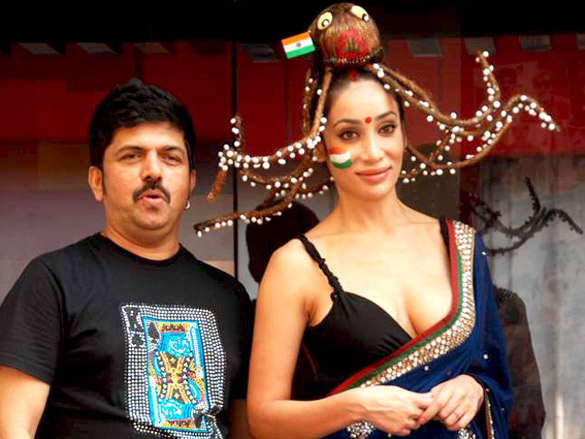 sofia hayat gets her bare back painted 7
