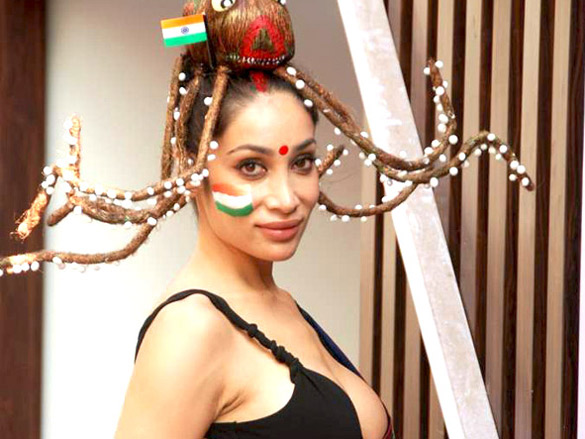 sofia hayat gets her bare back painted 10