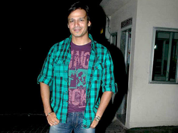 rishi neetu and vivek oberoi snapped at suburban multiplex 5