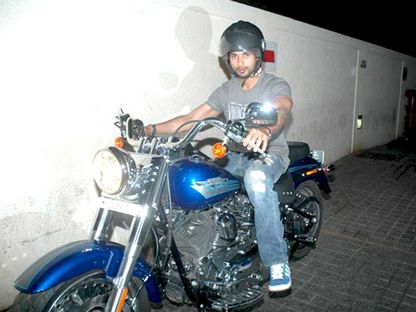 shahid kapoor snapped with harley davidson bike 2