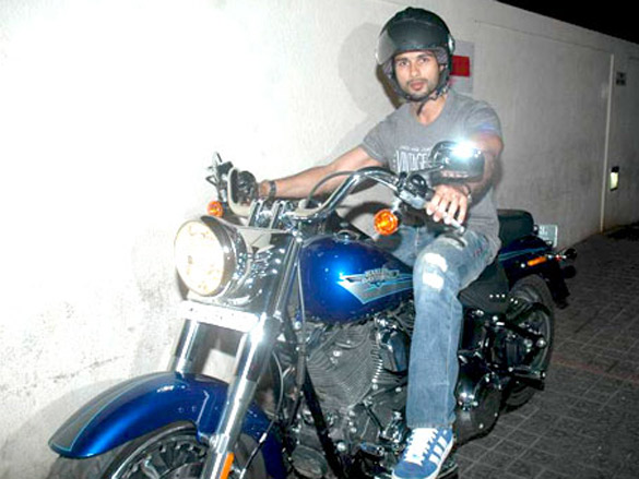 shahid kapoor snapped with harley davidson bike 3