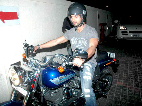 shahid kapoor snapped with harley davidson bike 5