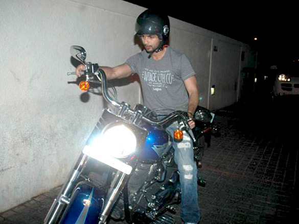 shahid kapoor snapped with harley davidson bike 6