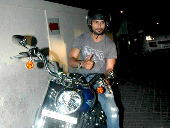shahid kapoor snapped with harley davidson bike 7