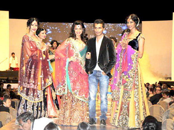 mugdha godse walks the ramp for vikram phadnis at hdil invitation cup awards 3