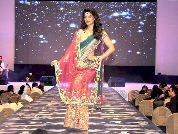 mugdha godse walks the ramp for vikram phadnis at hdil invitation cup awards 4
