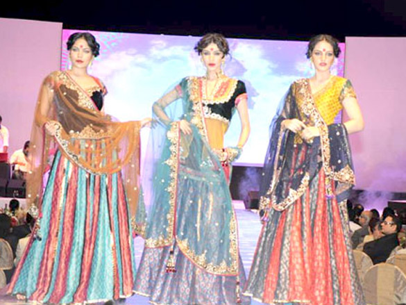 mugdha godse walks the ramp for vikram phadnis at hdil invitation cup awards 12