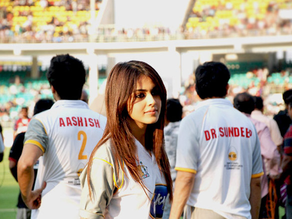 salman khan and genelia dsouza at ccl vizag cricket match 9