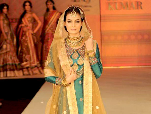lara dutta dia mandira and shabana at ritu kumar show 5