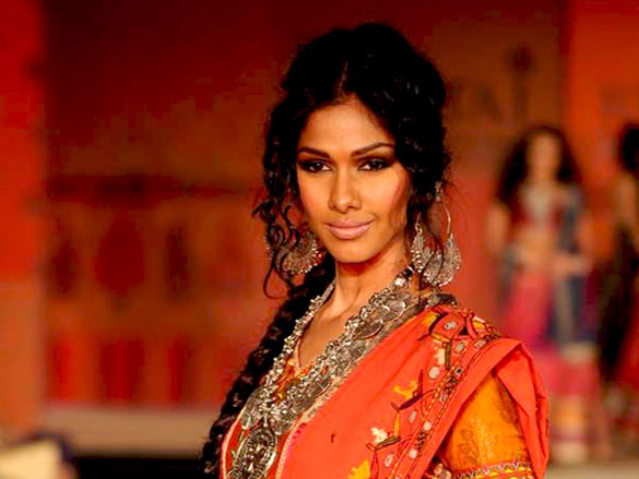 lara dutta dia mandira and shabana at ritu kumar show 18