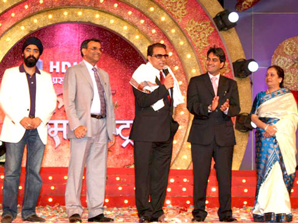 dharmendra and lata at mi marathi awards 2
