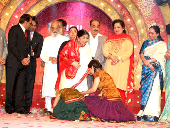 dharmendra and lata at mi marathi awards 3