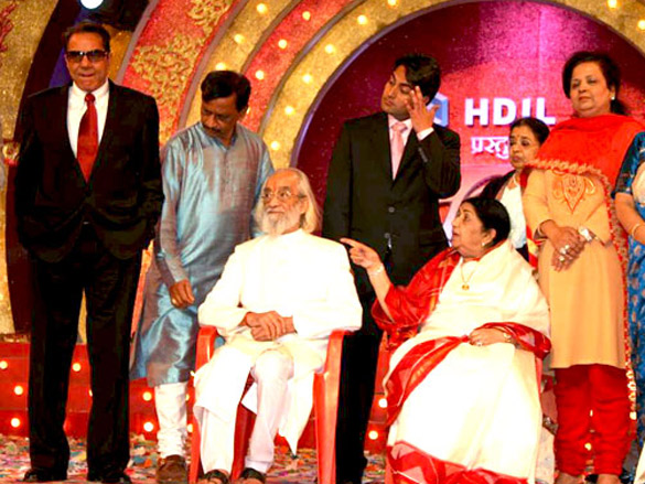 dharmendra and lata at mi marathi awards 5