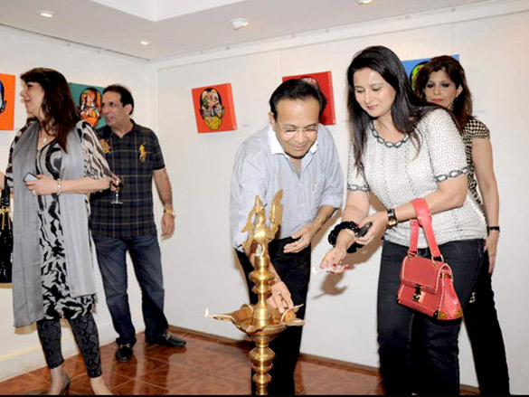 poonam dhillon and padmini kolhapure at asnas paintings by vijay shelar 2