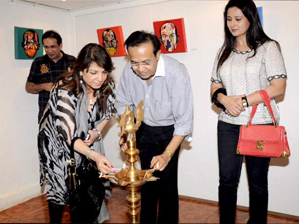poonam dhillon and padmini kolhapure at asnas paintings by vijay shelar 3