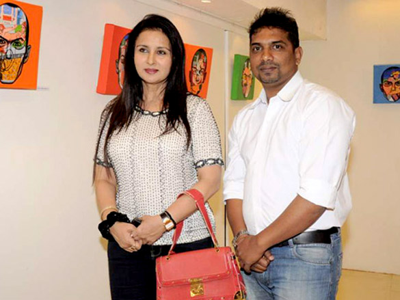 poonam dhillon and padmini kolhapure at asnas paintings by vijay shelar 6