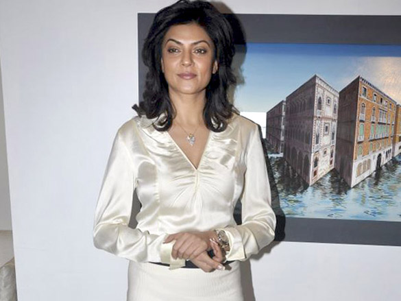 sushmita sen graces marigold charity art preview 10
