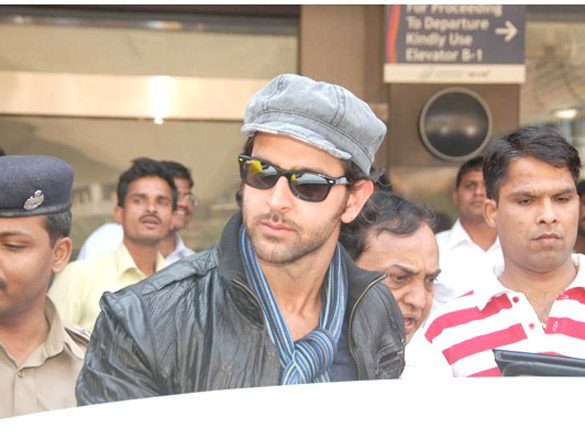hrithik returns from london after madame tussauds launch 9