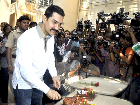 aamir khan celebrates 46th birthday with media 2