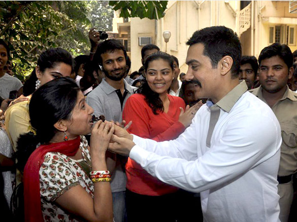 aamir khan celebrates 46th birthday with media 4