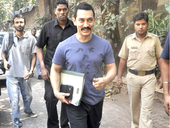 aamir khan spotted in bandra 2
