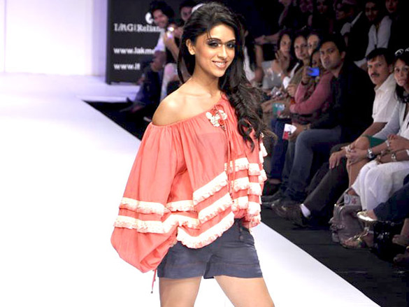 zoa morani walks the ramp for pallavi mohan at lakme fashion week 2011 day 5 5