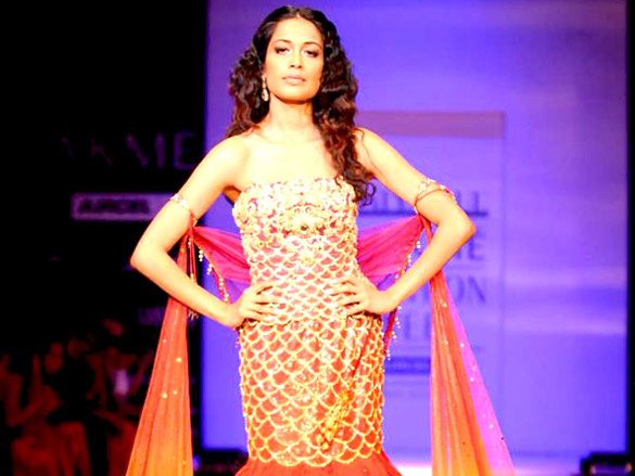 sarah jane dias walks the ramp for satya paul at lakme fashion week 2011 day 5 3