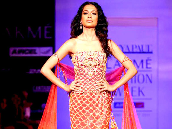 sarah jane dias walks the ramp for satya paul at lakme fashion week 2011 day 5 5