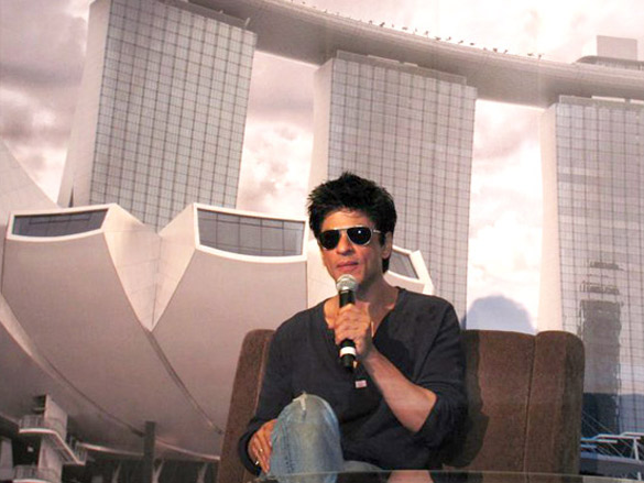 shahrukh at zee cine awards 2011 press conference in singapore 5