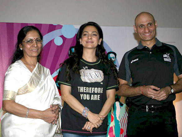 juhi chawla at standard chartered mumbai marathon event 4