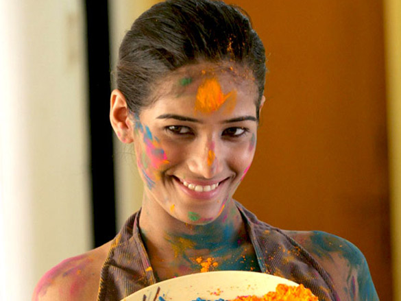 model poonam pandey prepares to celebrate holi 4