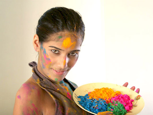 model poonam pandey prepares to celebrate holi 7