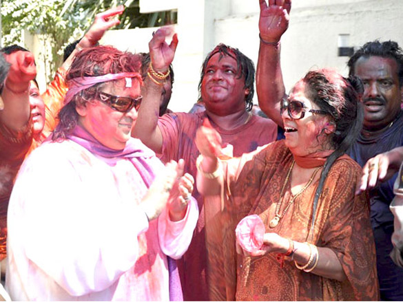 bappi lahiri celebrates holi in style 4