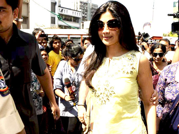 shilpa and shamita shetty snapped at siddhivinayak temple 5