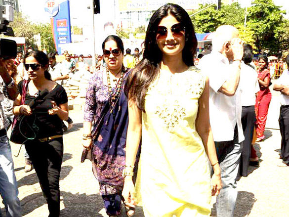 shilpa and shamita shetty snapped at siddhivinayak temple 6