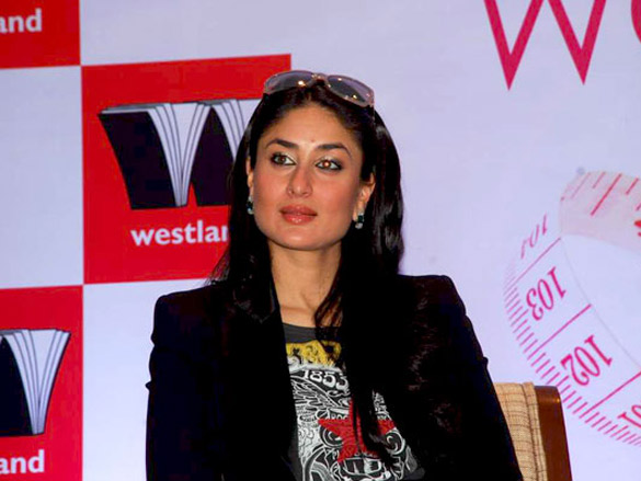 kareena launches rujuta diwekars book women the weight loss tamasha 7