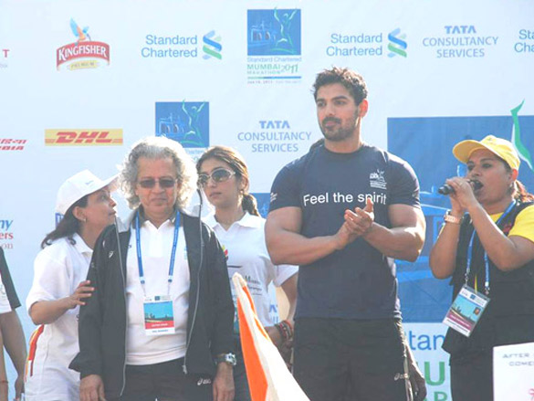john deepika and other celebs at standard chartered mumbai marathon 2011 6