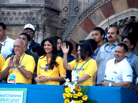 john deepika and other celebs at standard chartered mumbai marathon 2011 9
