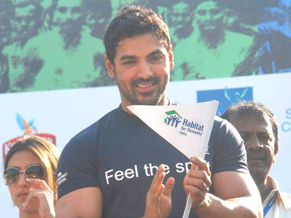 john deepika and other celebs at standard chartered mumbai marathon 2011 13